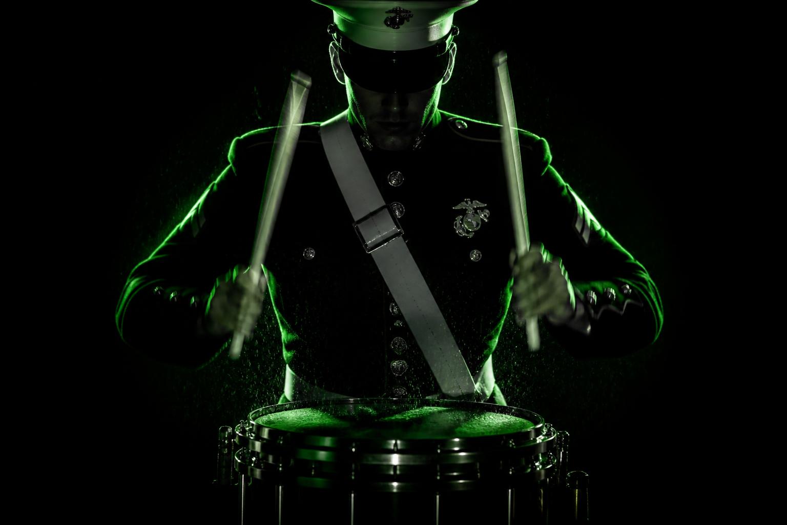 Baterista militar tocando caixa clara em fanfarra
